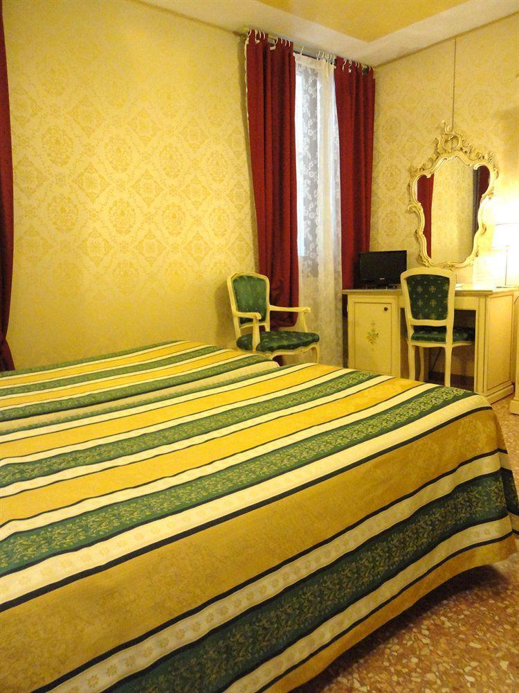 Residenza La Campana Hotel Venice Exterior photo