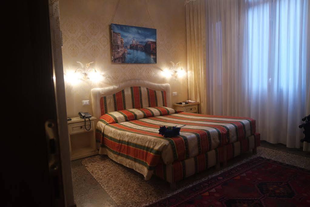 Residenza La Campana Hotel Venice Exterior photo